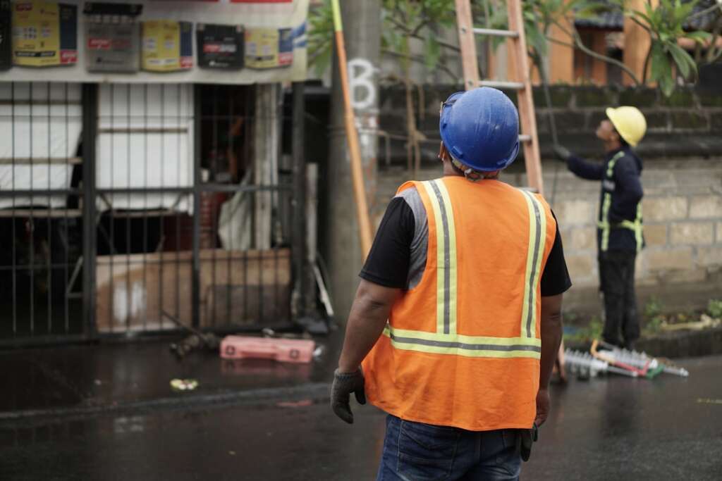 Construction worker representing Forest Park residents with physically demanding jobs who benefit from same-day back pain treatment